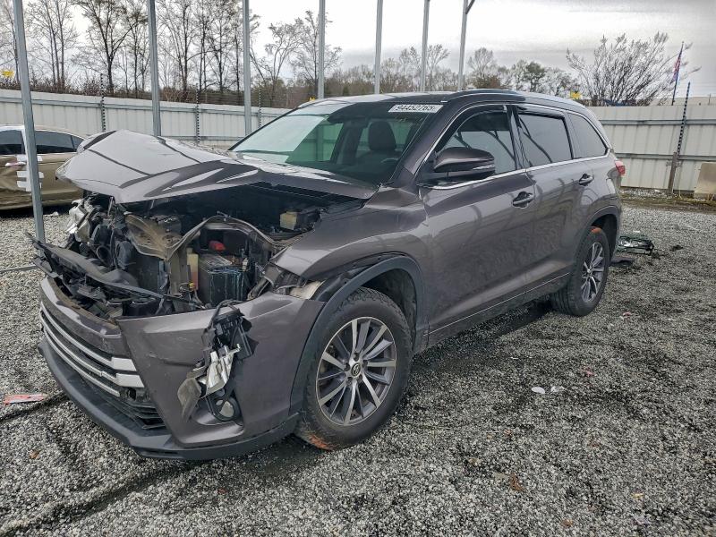 TOYOTA HIGHLANDER 2017 مع رقم تعريف المركبة 5TDKZRFH8HS225971 - صورة من المزاد