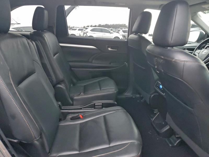 Photo 11 from auction – 2018 TOYOTA HIGHLANDER with VIN 5TDJZRFH6JS559918