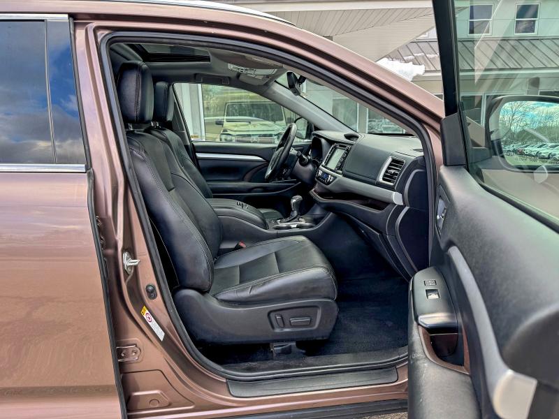 Photo 5 from auction – 2017 TOYOTA HIGHLANDER with VIN 5TDKZRFH4HS207127