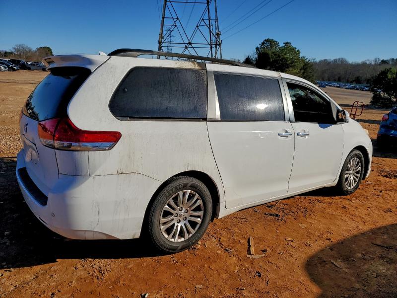 Photo 3 from auction – 2011 TOYOTA SIENNA XLE with VIN 5TDYK3DC6BS034690