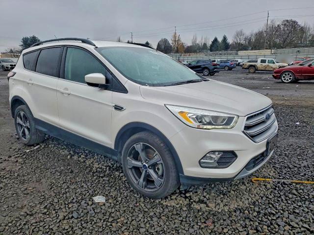 Photo 4 from auction – 2017 FORD ESCAPE SE with VIN 1FMCU9GD0HUB16281