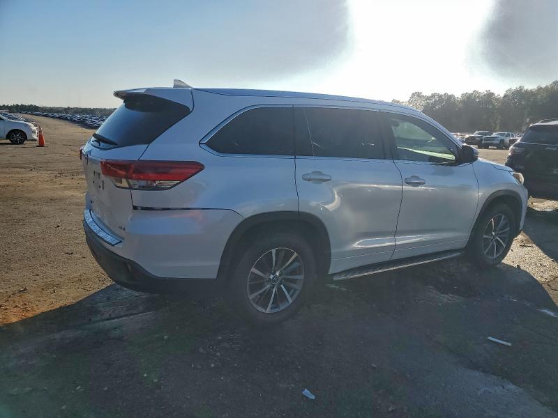 Photo 3 from auction – 2017 TOYOTA HIGHLANDER with VIN 5TDKZRFH0HS188771