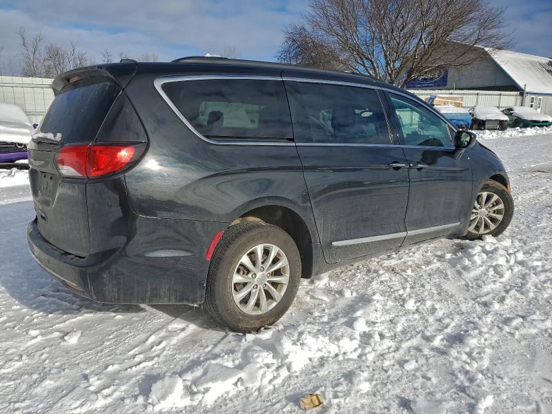 Photo 3 from auction – 2017 CHRYSLER PACIFICA with VIN 2C4RC1BG0HR654142