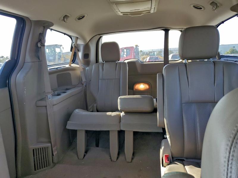 Photo 10 from auction – 2015 CHRYSLER TOWN & COU with VIN 2C4RC1CG0FR590387