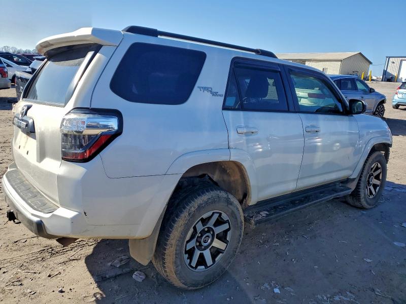 Photo 3 from auction – 2020 TOYOTA 4RUNNER SR with VIN JTEBU5JR2L5772400