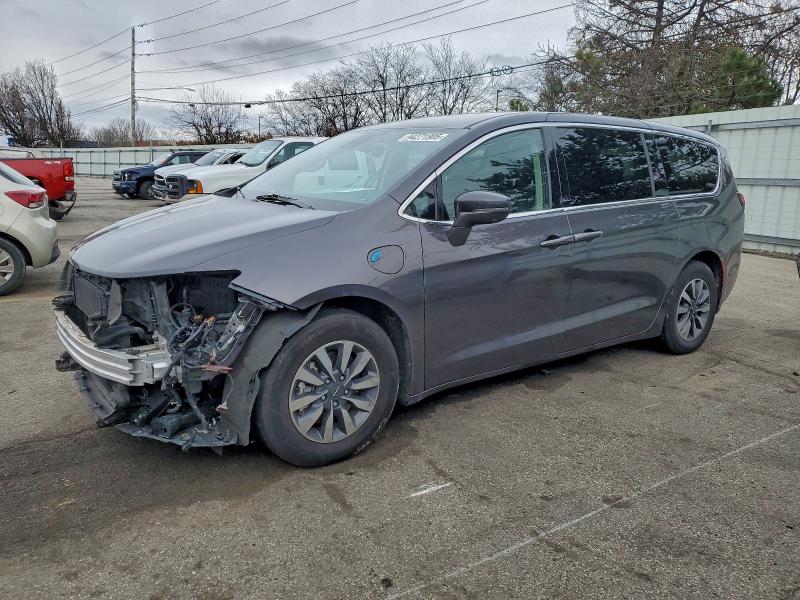 CHRYSLER PACIFICA 2022 with VIN 2C4RC1L73NR122653 - Photo from auction