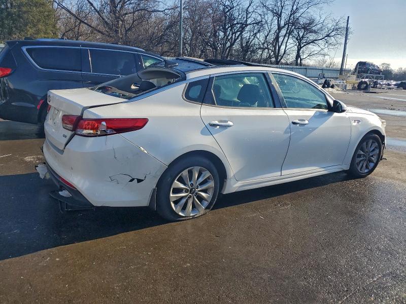 Фото 3 с аукциона – 2016 KIA OPTIMA с VIN 5XXGU4L32GG051525