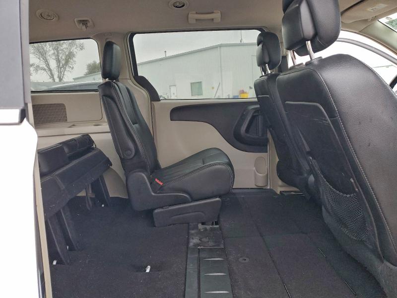 Photo 11 from auction – 2016 CHRYSLER TOWN & COU with VIN 2C4RC1BG3GR267714