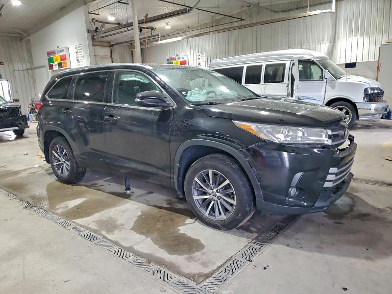 Photo 4 from auction – 2018 TOYOTA HIGHLANDER with VIN 5TDJZRFH9JS860781