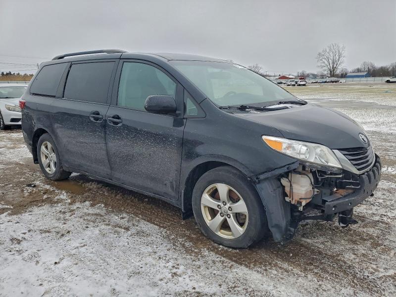 Photo 4 from auction – 2017 TOYOTA SIENNA LE with VIN 5TDKZ3DC7HS800856