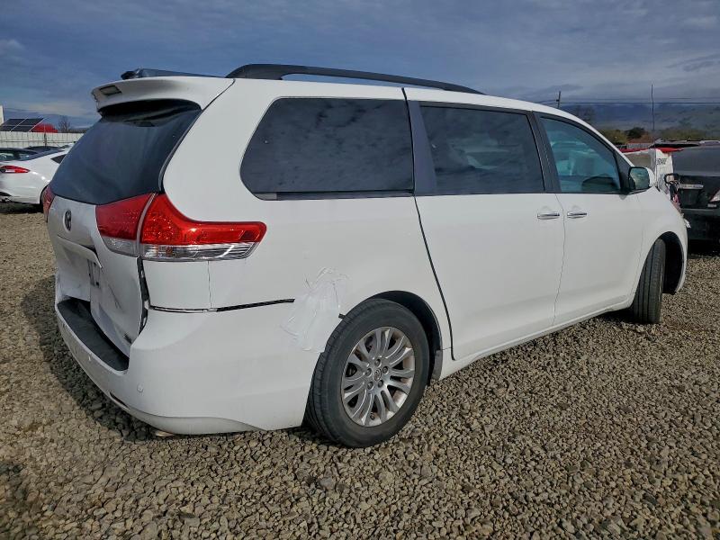 Photo 3 from auction – 2014 TOYOTA SIENNA XLE with VIN 5TDYK3DC0ES439741