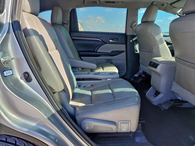 Photo 11 from auction – 2016 TOYOTA HIGHLANDER with VIN 5TDDKRFH4GS301648