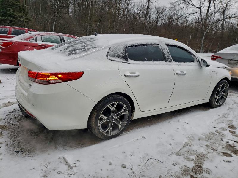 Foto 3 de la subasta – 2016 KIA OPTIMA EX con VIN 5XXGU4L38GG057233