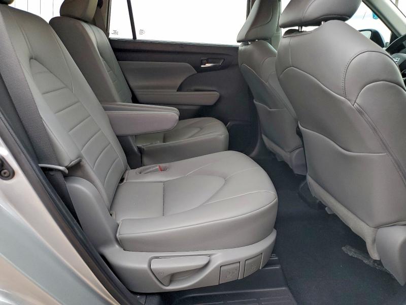 Photo 11 from auction – 2022 TOYOTA HIGHLANDER with VIN 5TDGZRAH9NS551237