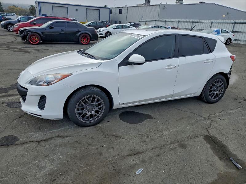 MAZDA 3 I 2012 with VIN JM1BL1L80C1693237 - Photo from auction