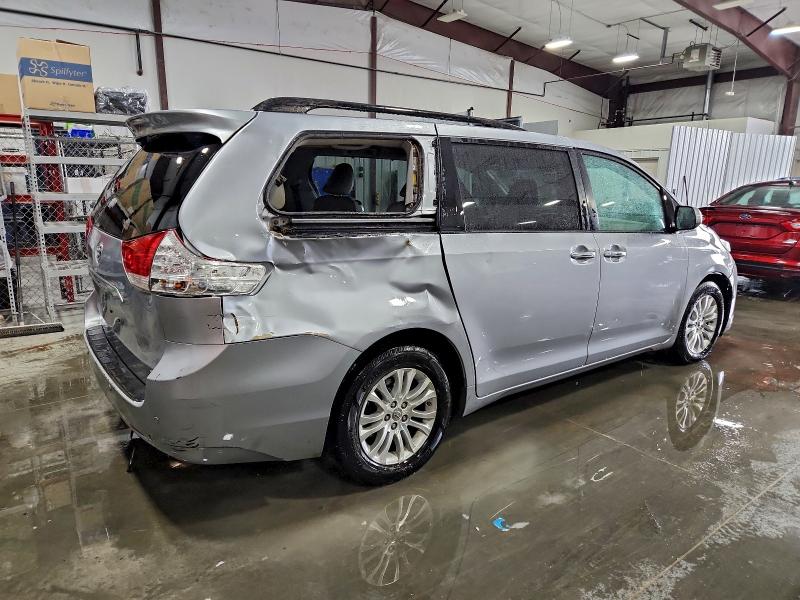 Photo 3 from auction – 2014 TOYOTA SIENNA XLE with VIN 5TDYK3DC0ES449900