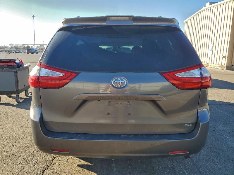 Photo 6 from auction – 2018 TOYOTA SIENNA XLE with VIN 5TDYZ3DC1JS944631