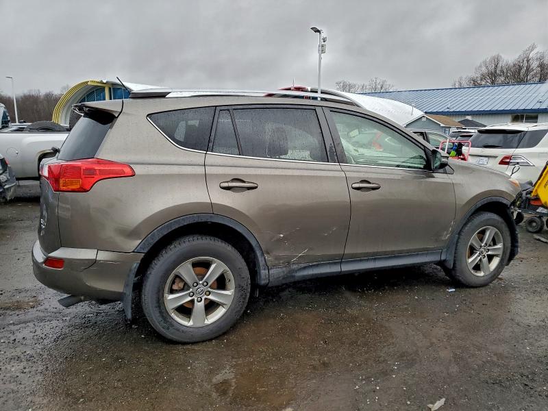 Photo 3 from auction – 2015 TOYOTA RAV4 XLE with VIN JTMRFREV2FD148487