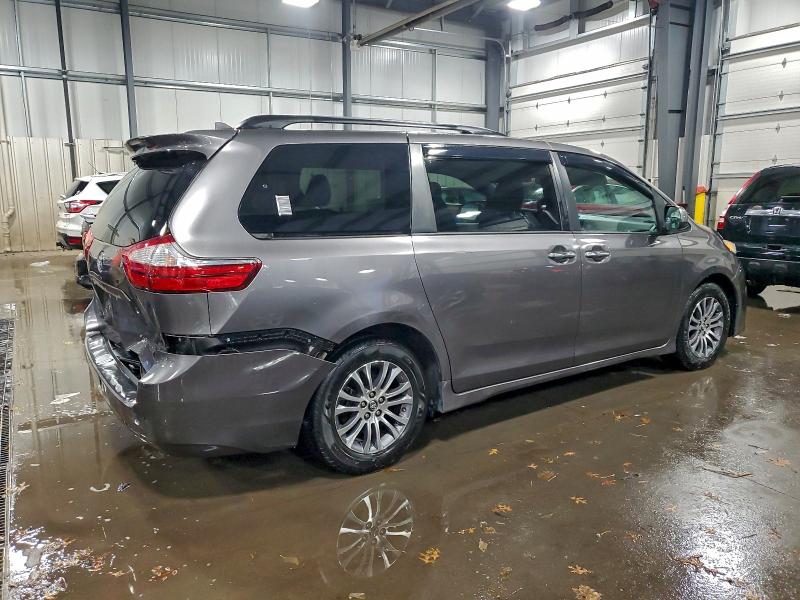 Photo 3 from auction – 2018 TOYOTA SIENNA XLE with VIN 5TDYZ3DC7JS902237