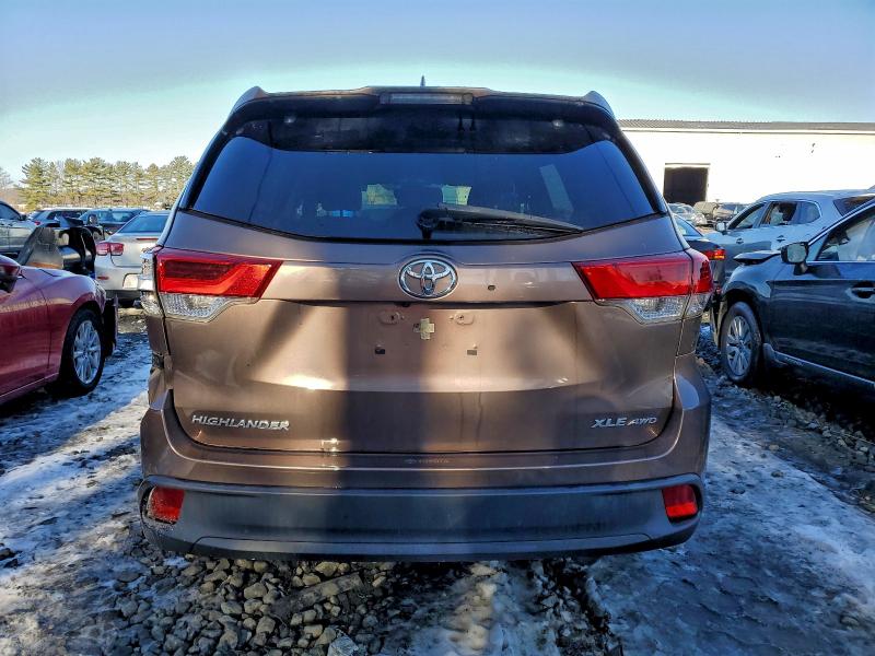 Photo 6 from auction – 2019 TOYOTA HIGHLANDER with VIN 5TDJZRFH6KS938175