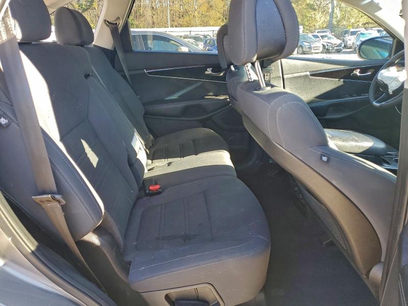 Photo 11 from auction – 2016 KIA SORENTO LX with VIN 5XYPGDA52GG173115