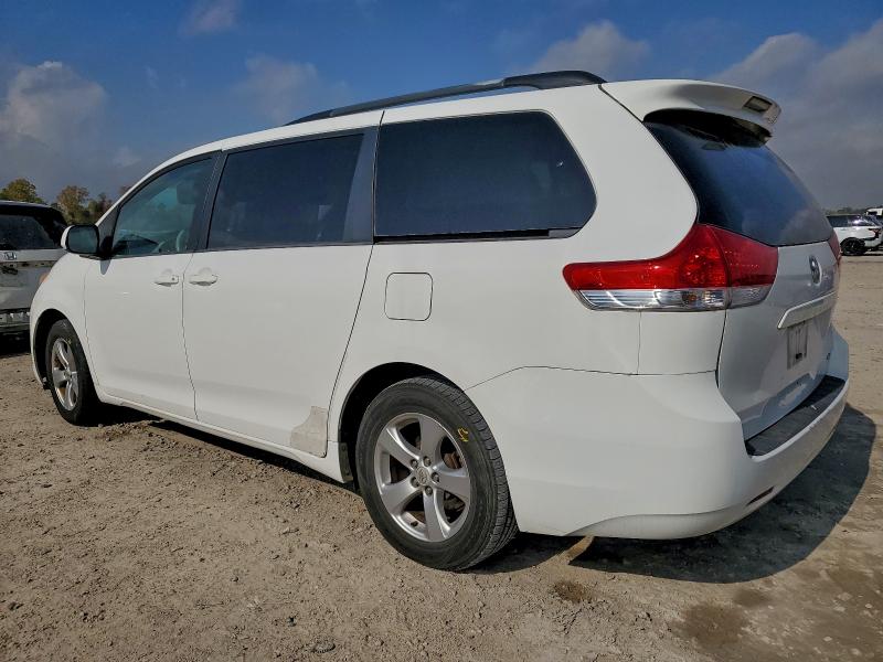 Photo 2 from auction – 2013 TOYOTA SIENNA LE with VIN 5TDKK3DCXDS404192