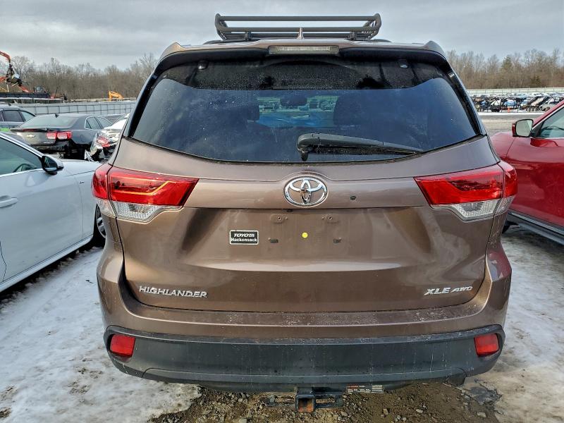 Photo 6 from auction – 2018 TOYOTA HIGHLANDER with VIN 5TDJZRFHXJS904187
