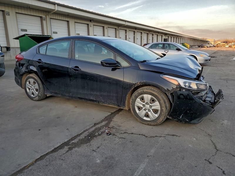 Foto 4 de la subasta – 2017 KIA FORTE con VIN 3KPFK4A7XHE053010