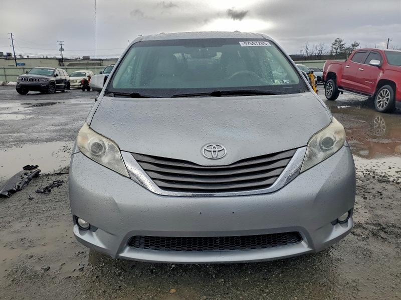 Photo 5 from auction – 2013 TOYOTA SIENNA XLE with VIN 5TDDK3DC6DS052057