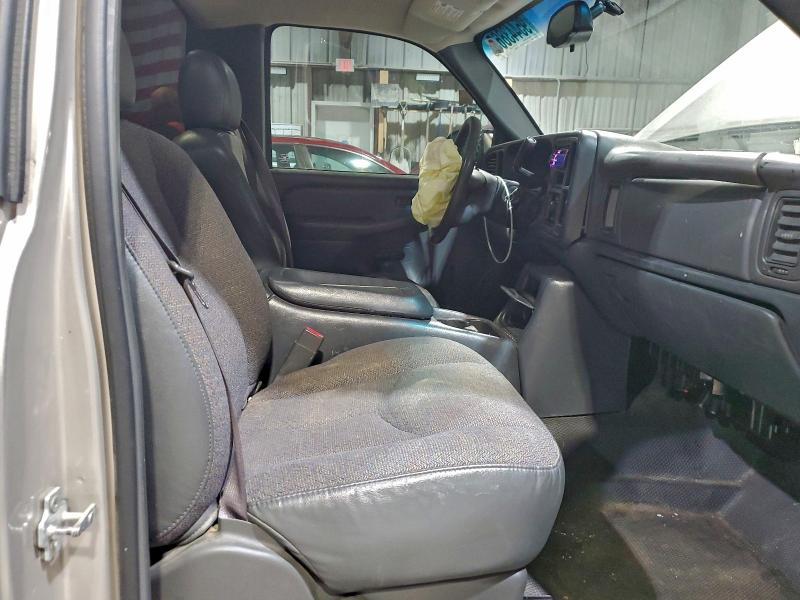 Photo 10 from auction – 2004 CHEVROLET SILVERADO with VIN 1GCEC14V54Z320635