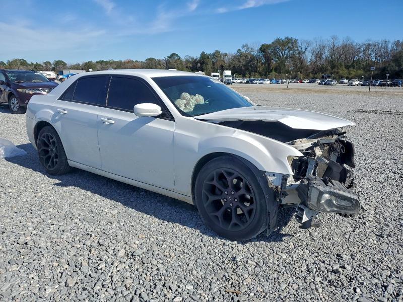 Photo 4 from auction – 2019 CHRYSLER 300 S with VIN 2C3CCABG8KH559710