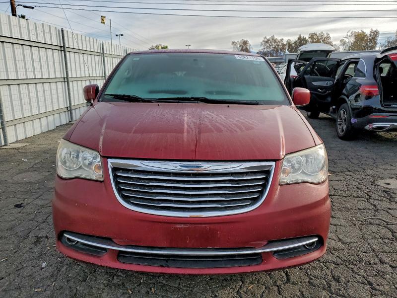 Photo 5 from auction – 2016 CHRYSLER TOWN & COU with VIN 2C4RC1BG5GR268010