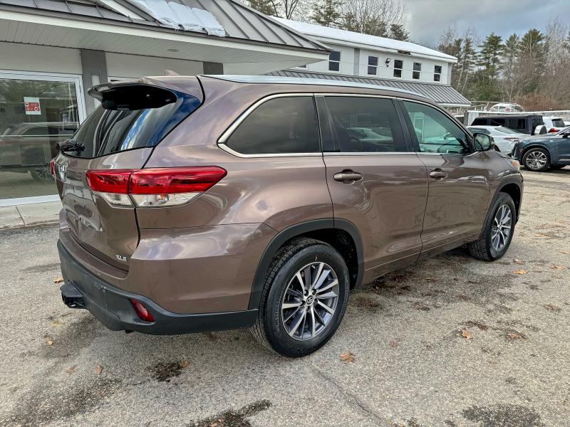 Photo 4 from auction – 2017 TOYOTA HIGHLANDER with VIN 5TDKZRFH4HS207127