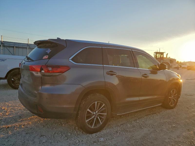 Photo 3 from auction – 2017 TOYOTA HIGHLANDER with VIN 5TDKZRFH7HS520124