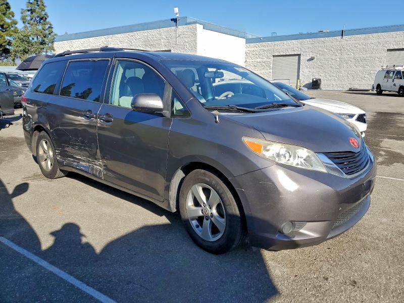 Photo 4 from auction – 2014 TOYOTA SIENNA LE with VIN 5TDKK3DC2ES505521