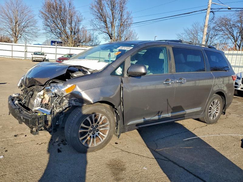 TOYOTA SIENNA XLE 2018 with VIN 5TDYZ3DC1JS944631 - Photo from auction