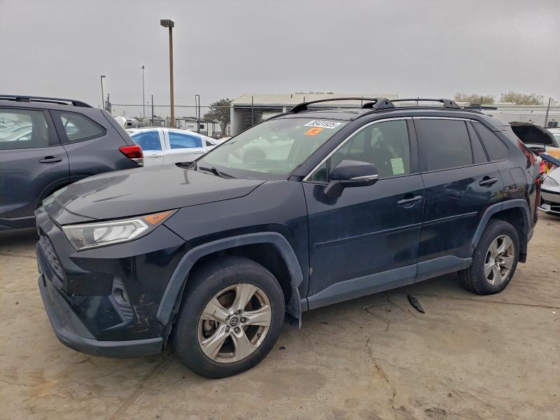 Photo 1 from auction – 2019 TOYOTA RAV4 XLE with VIN JTMP1RFV8KJ018732