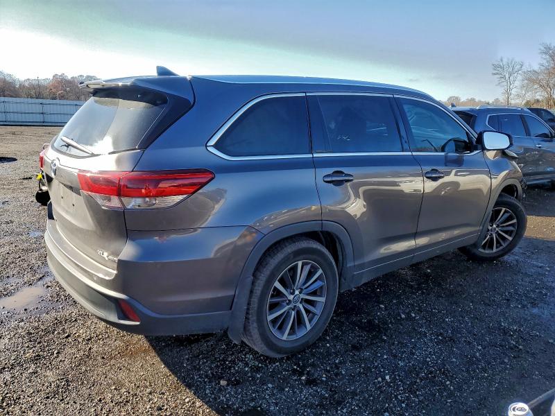 Photo 3 from auction – 2017 TOYOTA HIGHLANDER with VIN 5TDJZRFH6HS439529