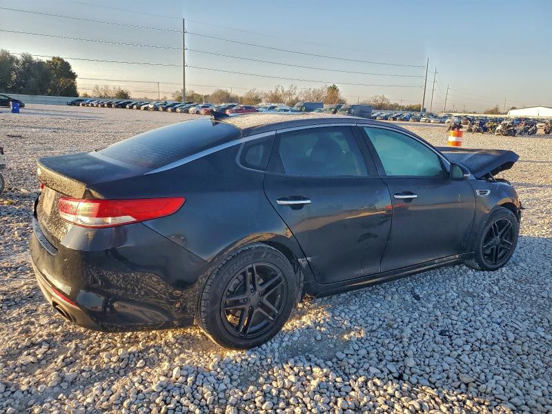 Photo 3 from auction – 2016 KIA OPTIMA with VIN 5XXGU4L32GG058863