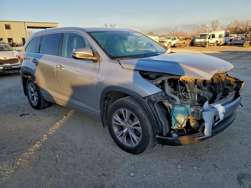 Photo 4 from auction – 2015 TOYOTA HIGHLANDER with VIN 5TDJKRFH0FS107782