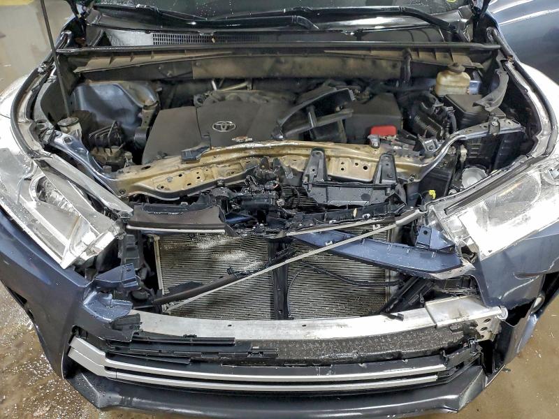 Photo 12 from auction – 2018 TOYOTA HIGHLANDER with VIN 5TDJZRFH2JS817979