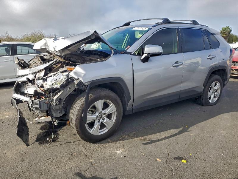 TOYOTA RAV4 XLE 2020 z numerem VIN JTMP1RFV1LD052298 - Zdjęcie z aukcji