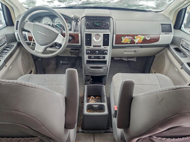 Photo 8 from auction – 2010 CHRYSLER TOWN & COU with VIN 2A4RR5D11AR285824