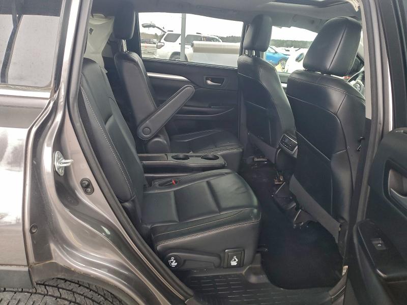 Photo 11 from auction – 2017 TOYOTA HIGHLANDER with VIN 5TDKZRFH8HS225971
