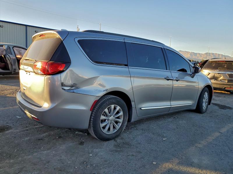 Photo 3 from auction – 2017 CHRYSLER PACIFICA T with VIN 2C4RC1BG0HR569625