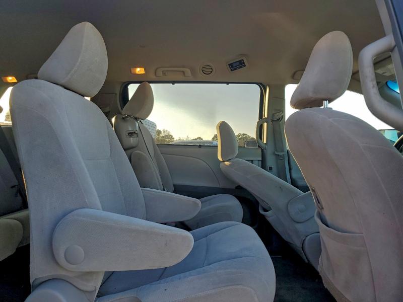 Photo 11 from auction – 2015 TOYOTA SIENNA LE with VIN 5TDKK3DC8FS582153