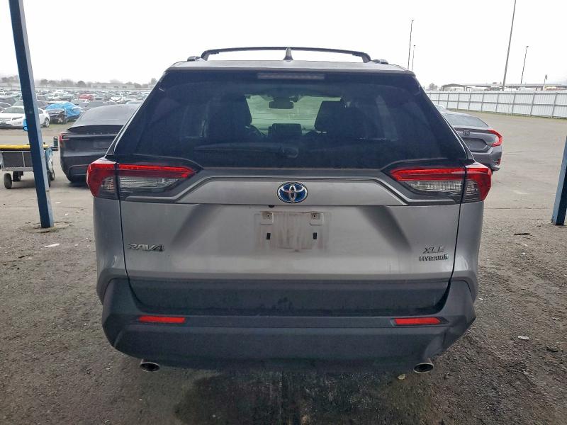Photo 6 from auction – 2021 TOYOTA RAV4 XLE with VIN JTMR6RFVXMD508634