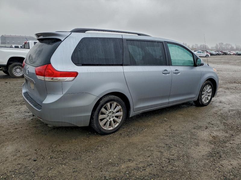Photo 3 from auction – 2014 TOYOTA SIENNA XLE with VIN 5TDDK3DC7ES087899