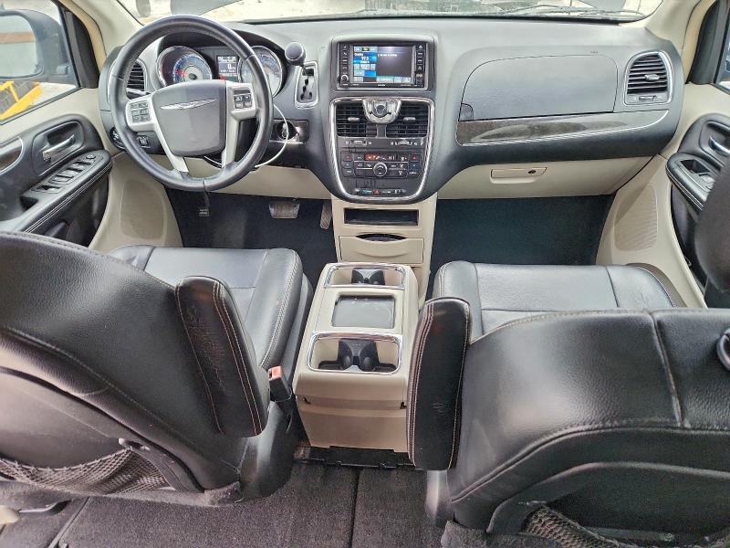 Photo 8 from auction – 2016 CHRYSLER TOWN & COU with VIN 2C4RC1BG5GR293456