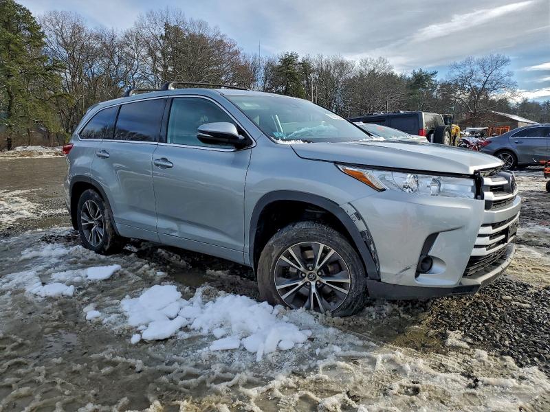 Photo 4 from auction – 2018 TOYOTA HIGHLANDER with VIN 5TDBZRFH4JS869618